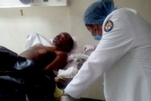 Una doctora del hospital Luis Eduardo Aybar cura el oído de Carlos Calderón.