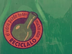 Reciclar el vidrio, un sencillo gesto que aporta mucho al medioambiente - Foto de Jonathan Rubio