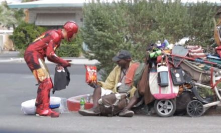 Hombre vestido de Iron Man ayuda a personas sin hogar