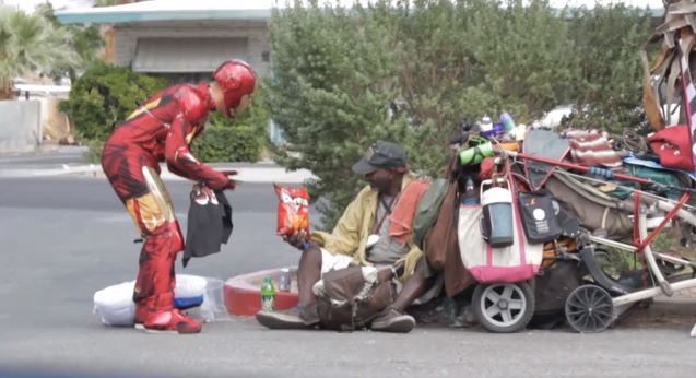 Hombre vestido de Iron Man ayuda a personas sin hogar