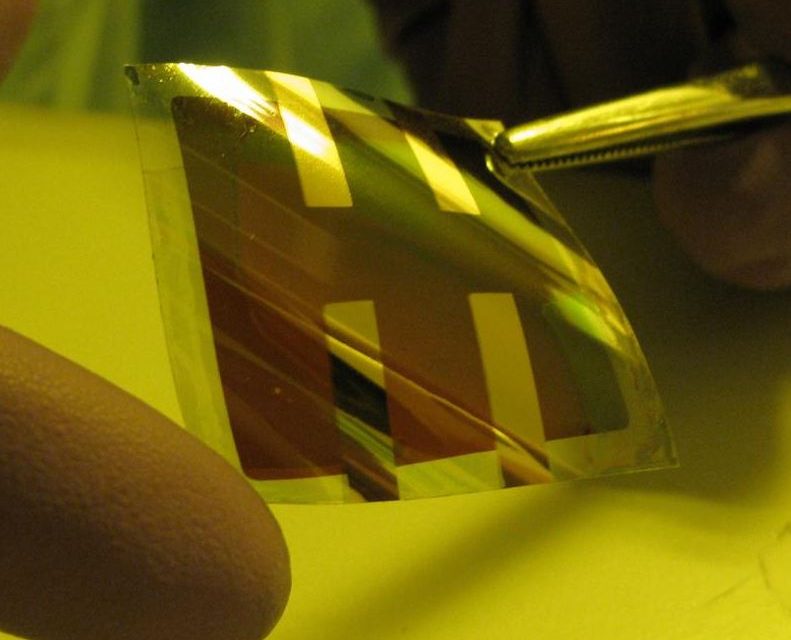 Investigadores españoles crean una lámina fotovoltaica flexible, transparente y barata