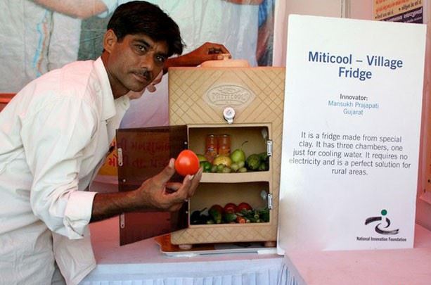 El artesano Mansukhbhai Prajapati con su nevera 100% ecológica