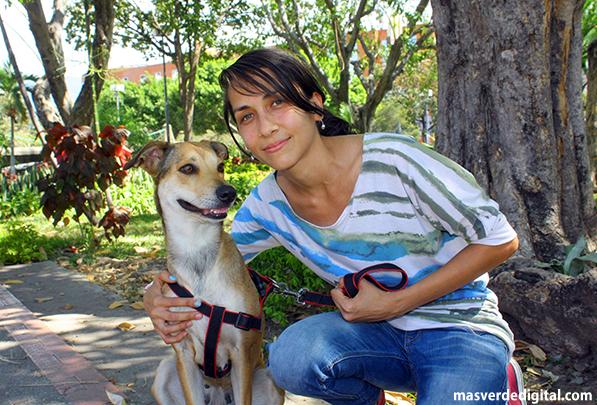 Laura D’Sales, proteccionista independiente junto con Valentina, una perrita a la que rescató en la calle