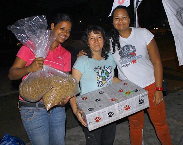 Proteccionistas con alimento para los animales recaudado