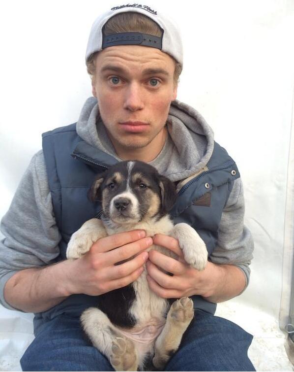 Gus Kenworthy con uno de los perritos a los que ha querido rescatar