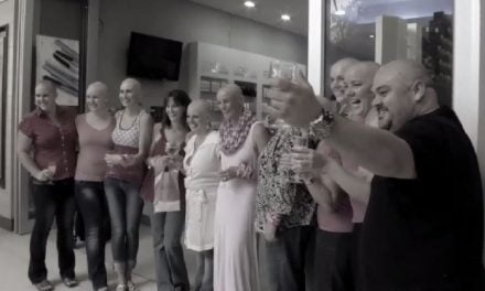 Las amigas de una mujer enferma de cáncer se rapan el pelo en solidaridad con ella