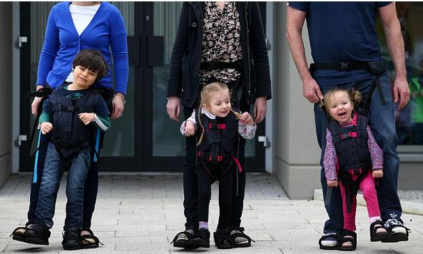 El arnés creado por Debby Elnatan para que los pequeños con parálisis cerebral puedan caminar con sus padres