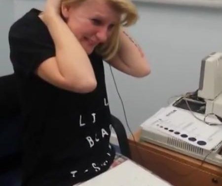 Una mujer sorda conmocionada al oír por primera vez