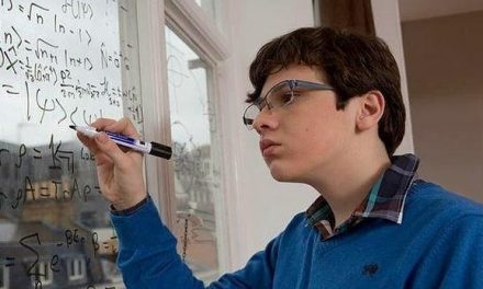 Un niño autista con mayor CI que Einstein crea su propia teoría de la relatividad