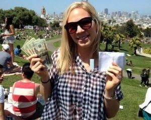 Una ciudadana de San Francisco que encontró uno de los sobres de 100 dólares