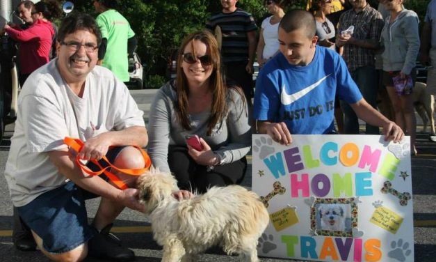 Un hombre conduce un camión a través de Estados Unidos rescatando perros