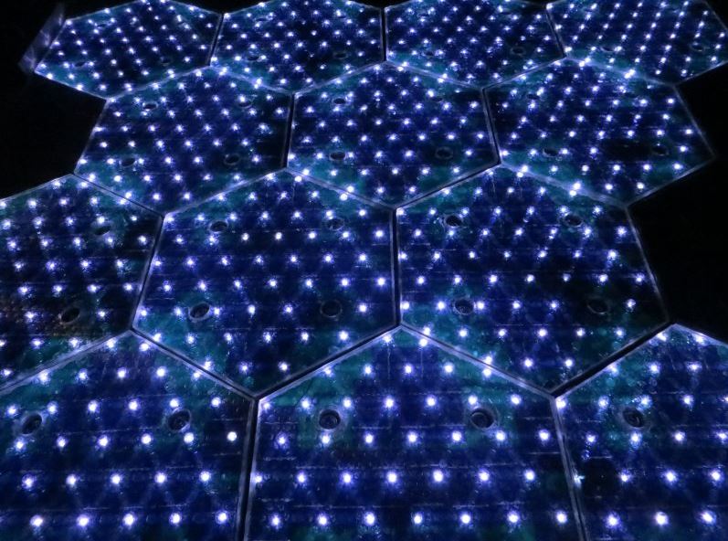 Las luces LED de los paneles pueden utilizarse para miles de aplicaciones, desde iluminar las carreteras y pavimentos a recrear un campo de fútbol o de otro deporte