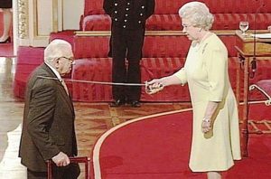 Nicholas Winton siendo nombrando Caballero por la Reina de Inglaterra. Foto: nicholaswinton.eu
