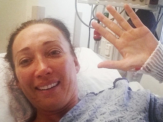 Amy Van Dyken desde la cama del hospital, decidida a mantenerse positiva. Foto: Instagram.