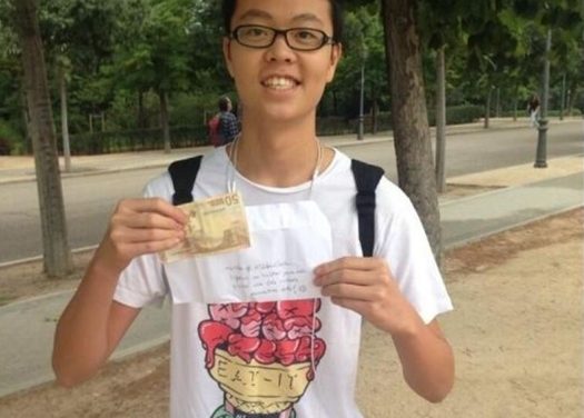 El millonario anónimo reparte sobres con dinero por Madrid