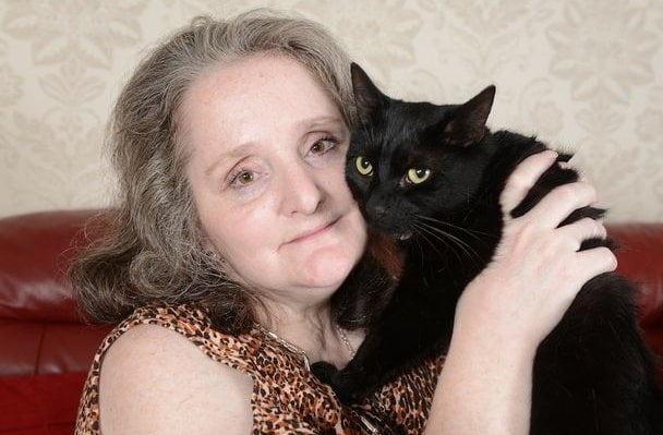 Janet Rawlinson orgullosa con su gato Tomcat Slinky Malinki.