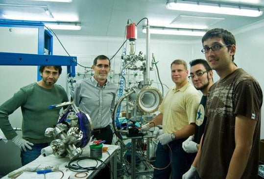Juan José Gómez Cadenas (en el centro), con parte del equipo de NEXT ante un prototipo del experimento. / NEXT.