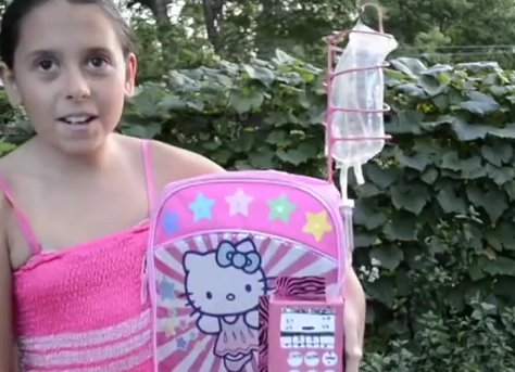 Niña superviviente de cáncer diseña mochila que mejora el tratamiento de quimioterapia