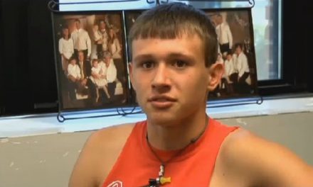 Joven salva a una anciana de ser atropellada por un tren