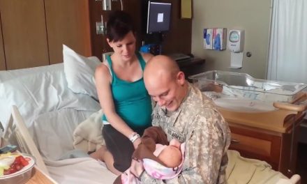 Padre regresa por sorpresa en el primer día de vida de su hija