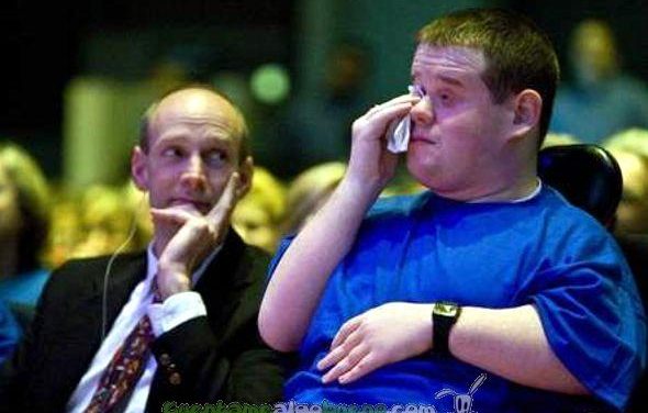 Ciego, sin poder caminar y con una gran habilidad