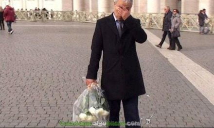 El hombre que disparó contra Juan Pablo II le lleva flores a su tumba