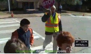 Nathaniel Kendrick ayudando a los niños a cruzar la carretera.