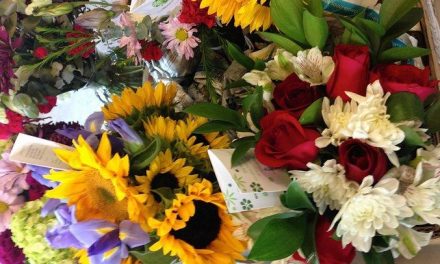 Voluntarios de Oregon crean ramos con flores no vendidas que regalan a pacientes terminales
