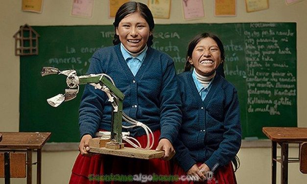 Dos niñas campesinas bolivianas crean un brazo robótico hidráulico con material reciclable