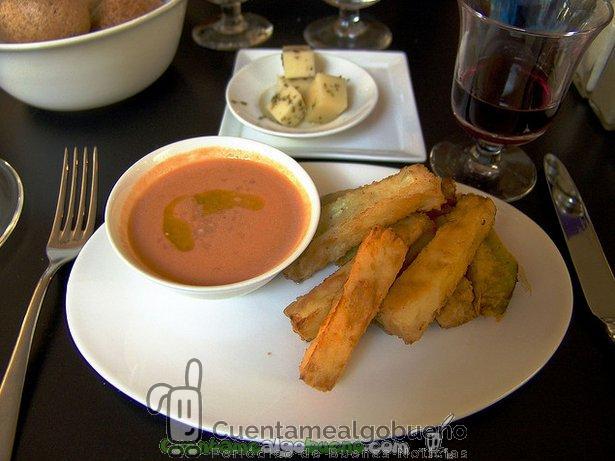 Un plato de salmorejo con berenjenas: más sano y además menos contaminante. Foto: Xosé Castro Roig.
