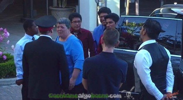 Regalan un coche de ocho plazas a una madre de siete niños con necesidades especiales