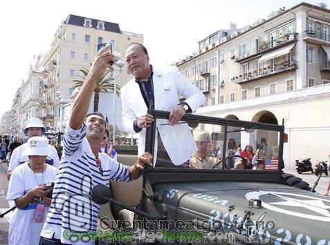 El multimillonario Li Jinyuan con sus 6.400 empleados de vacaciones en Francia.