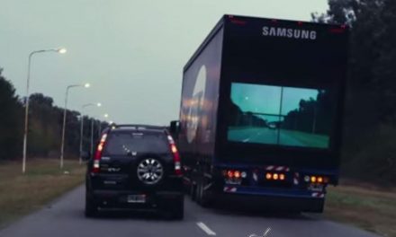 Incorporan una pantalla en la parte trasera del camión para evitar accidentes en adelantamientos