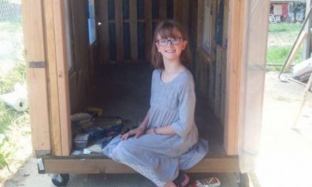 Una niña de nueves años construye albergues portátiles porque «nadie debería dormir fuera»