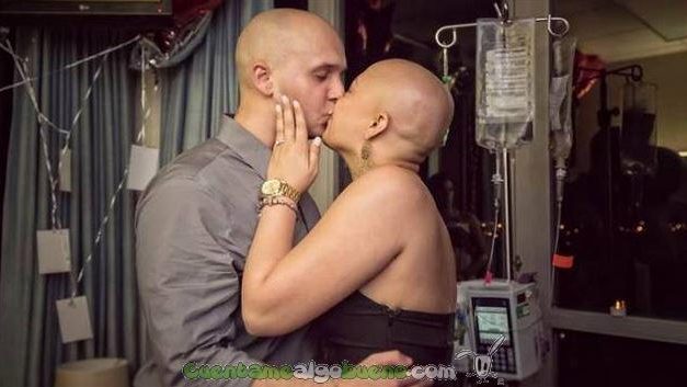 Le pide a su novia que se case con él tras su última sesión de quimioterapia