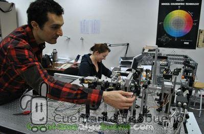 Los investigadores, con el láser.