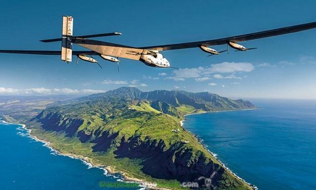 El avión Solar Impulse aterriza en Hawai tras cinco días de vuelo propulsado por el Sol
