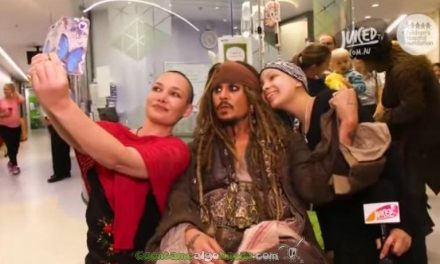 El verdedaro Captain Jack Sparrow visita a unos niños con cáncer en un hospital australiano