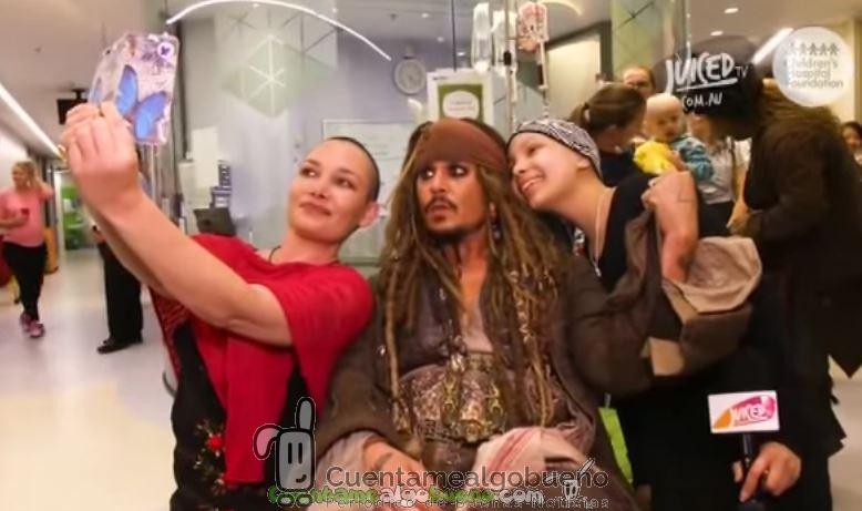 El verdedaro Captain Jack Sparrow visita a unos niños con cáncer en un hospital australiano
