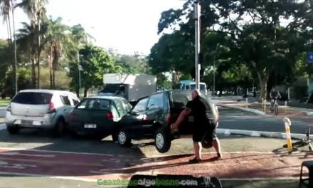 Ciclista se encuentra con un coche ocupado en el carril bici… y lo retira a pulso