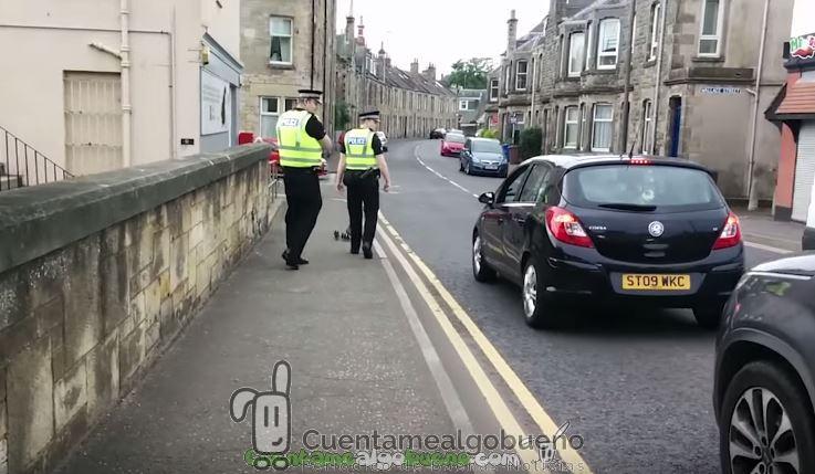 Dos Policías «escoltan» a una mamá pato y sus patitos hasta un río