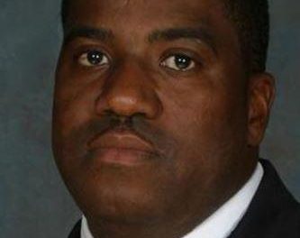 Bombero atrapa al vuelo un bebé arrojado desde un tercer piso en llamas