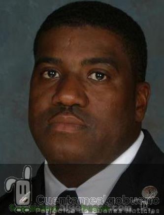 Bombero atrapa al vuelo un bebé arrojado desde un tercer piso en llamas