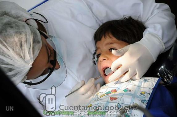 Un dentista revisa la dentadura de un niño. / UN. Por agencia Sinc.