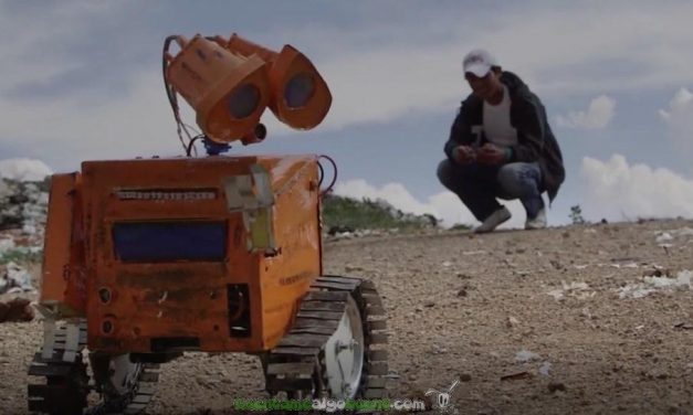 Ingenioso robot construido a partir de desechos