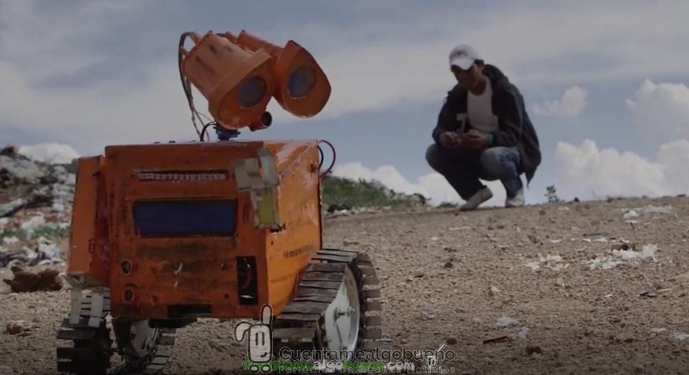 Ingenioso robot construido a partir de desechos