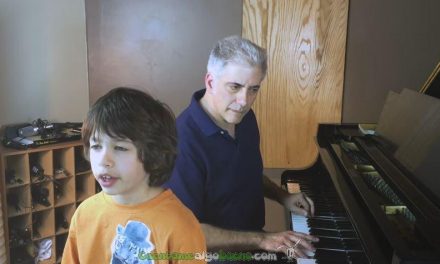 Un niño con oído absoluto identificando notas musicales