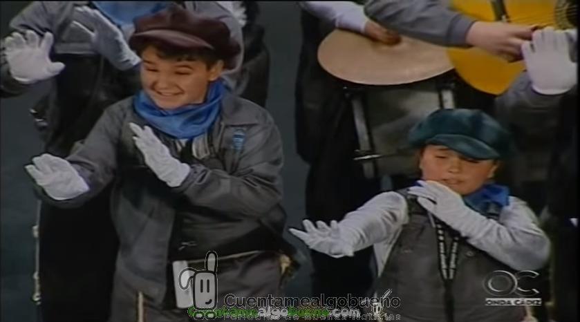 Una comparsa infantil gaditana canta en lengua de signos