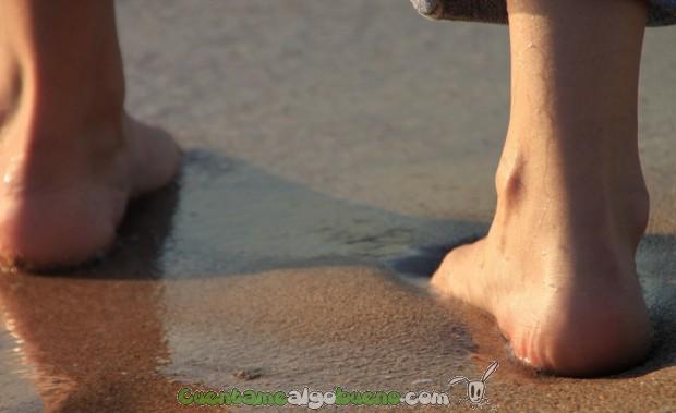 Caminando descalzo por la playa: algo bueno para tu salud. Foto de Emilian Robert Vicol.