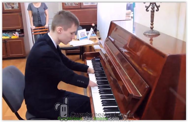 Un chico que nació sin dedos toca el piano como nadie